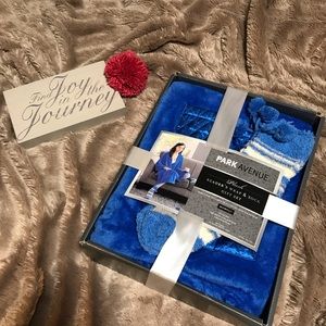 Park Avenue Plush Reader’s Wrap and Sock Gift Set